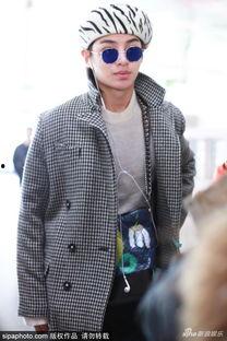 黄明昊机场爆料图片最新,潮流穿搭引热议  第3张